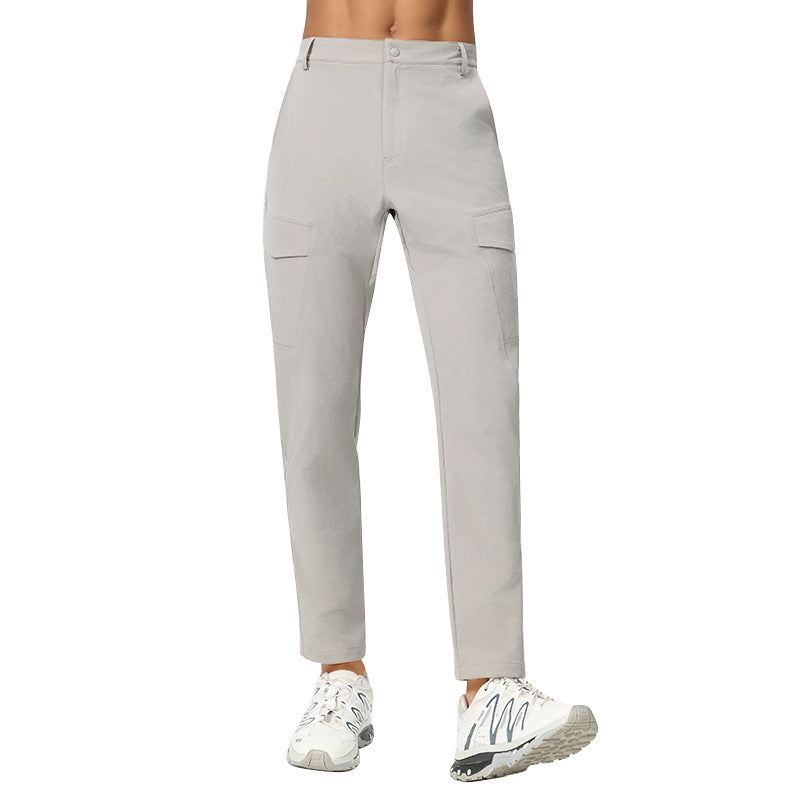 Abbigliamento uomo: pantaloni cargo dritti grigio chiaro, con tasche laterali. Un capo versatile per ogni giorno.