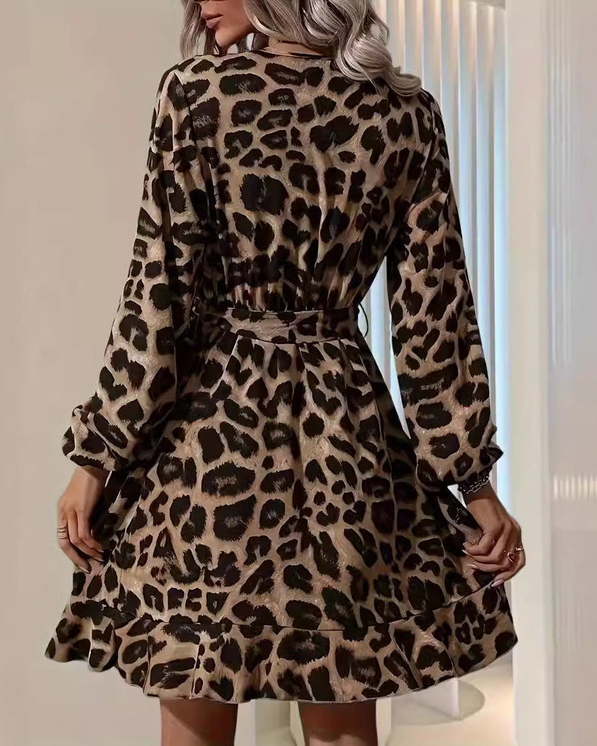 Abito midi estivo donna leopardato con scollo a V. Dettaglio gonna asimmetrica, per un look elegante.