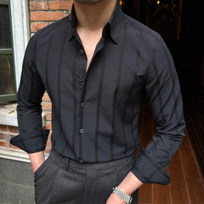 Camicia uomo a righe, maniche lunghe e colletto a punta. Stile elegante o casual per moda uomo.
