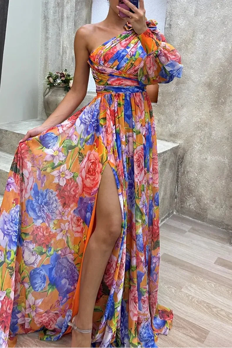 Abito elegante da donna con scollo monospalla e fantasia floreale. Perfetto per un look estivo chic e confortevole.