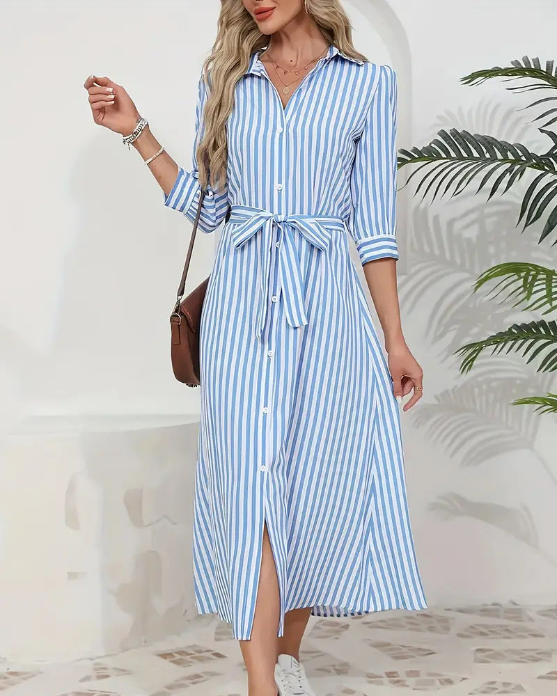 Vestito lungo donna a righe con elegante colletto a rever e bottoni frontali, ideale per un look estivo e chic.