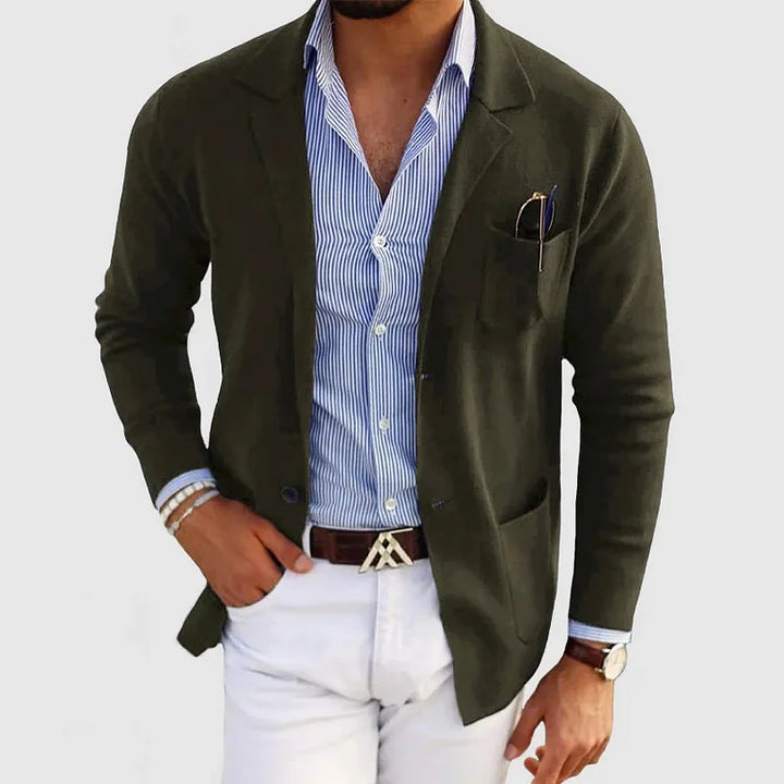 Giacca uomo in moda autunno con collo strutturato, blazer avvolgente a vestibilità su misura.