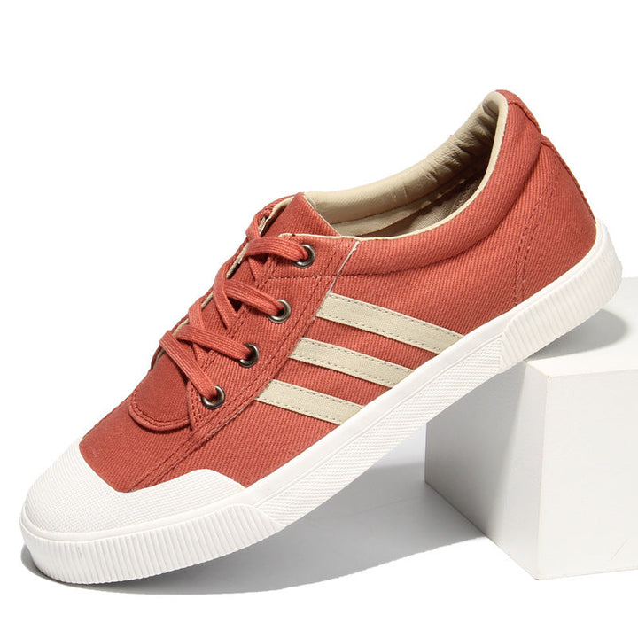 Moda uomo: sneakers basse con lacci per un look casual e confortevole ogni giorno.