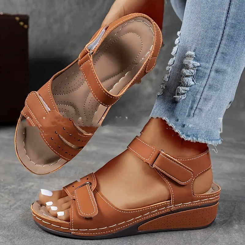 Sandali donna versatili, suola alta e chiusura velcro. Comodi, regolabili, ideali per l'estate e il tempo libero.