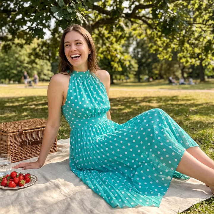 Maxi abito donna a pois con scollo halter, tessuto leggero in poliestere, perfetto per l'estate.