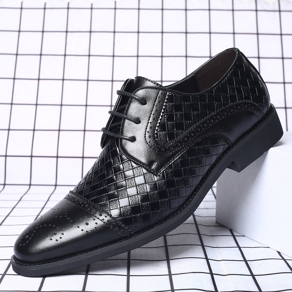 Dettaglio scarpe uomo formali in pelle con lacci sottili e punta affusolata. Ideali per look chic.