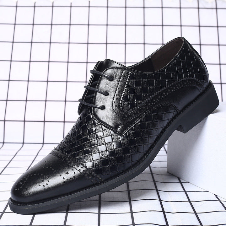 Dettaglio scarpe uomo formali in pelle con lacci sottili e punta affusolata. Ideali per look chic.