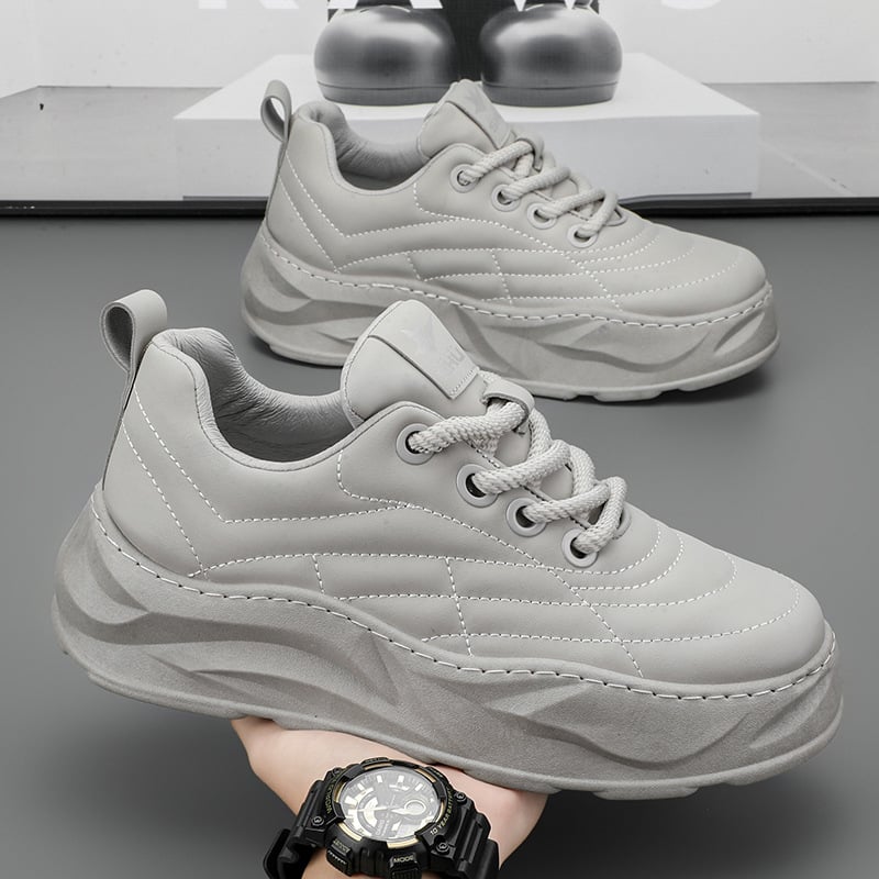 Moderne sneakers uomo per corsa e tempo libero. Calzature sportive con suola spessa per comfort e trazione duraturi.