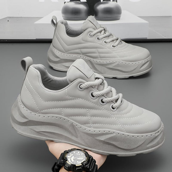 Moderne sneakers uomo per corsa e tempo libero. Calzature sportive con suola spessa per comfort e trazione duraturi.