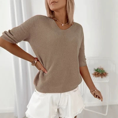 Morbido maglione leggero donna scollo a V, ideale per un outfit casual-chic in autunno o primavera.