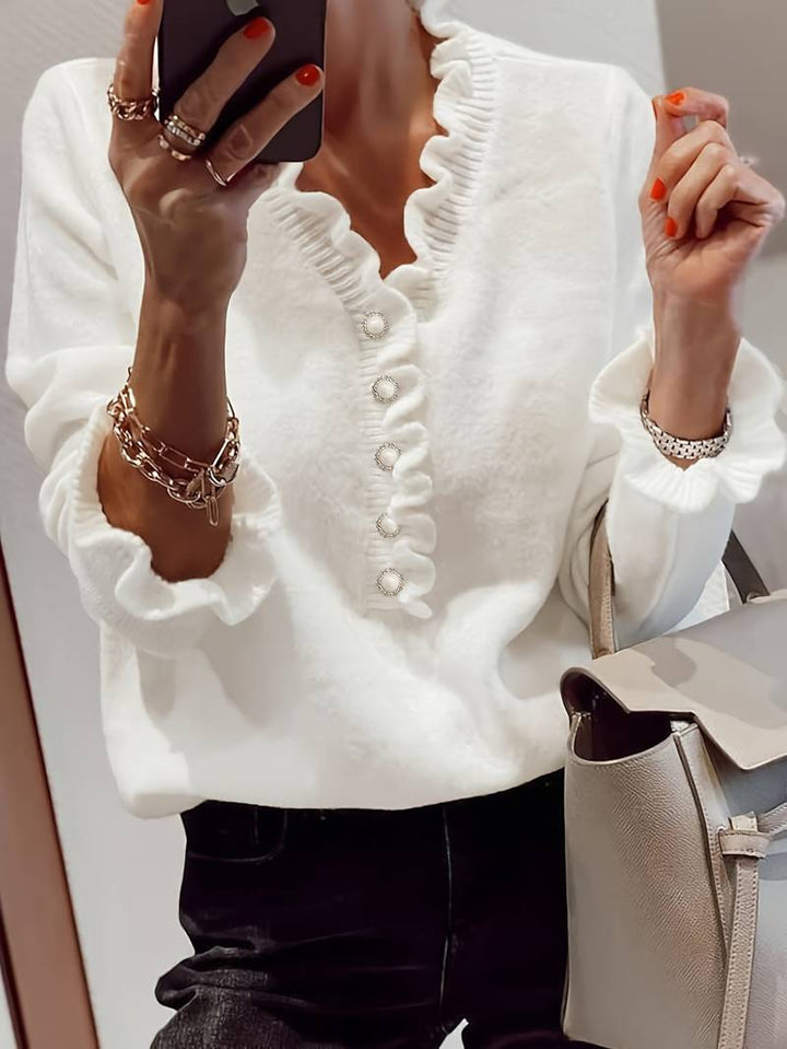 Maglione bianco donna elegante con scollo a V profondo e raffinati dettagli arricciati. Maglieria versatile.