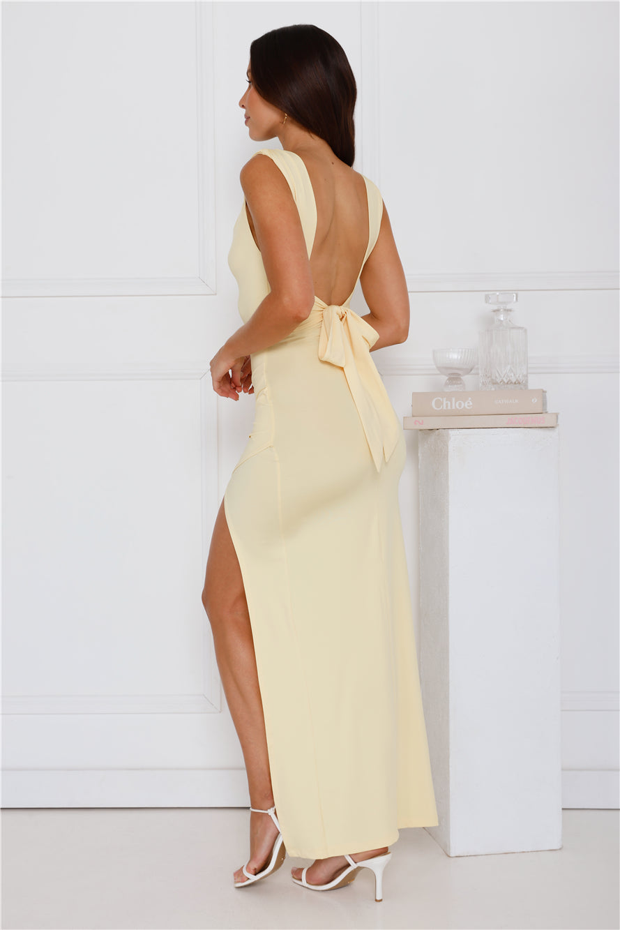 Abito donna verde bottiglia, lungo, con spacco accattivante e fiocco dietro. Per un look da sera impeccabile.
