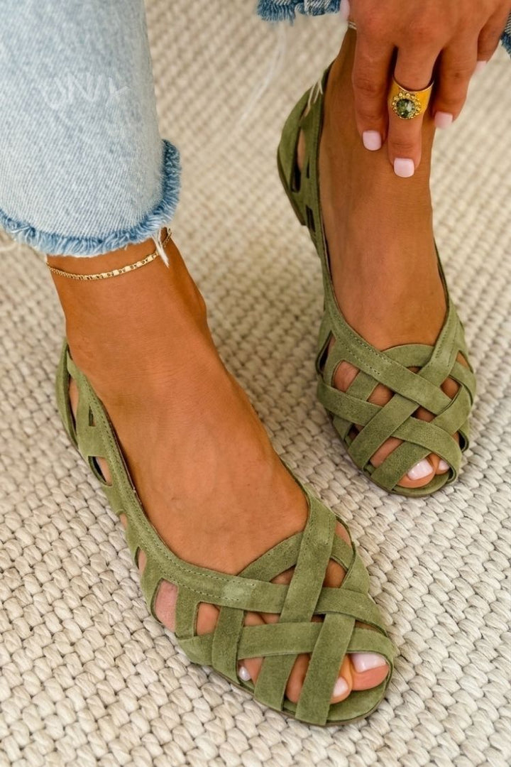 Sandali donna punta aperta, design intrecciato piatto, perfetti per un outfit estivo rilassato.