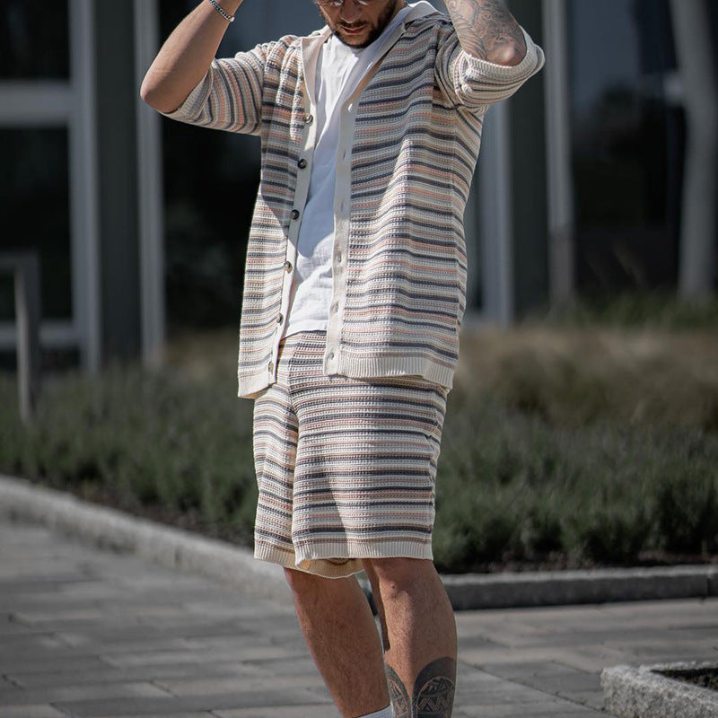 Set estivo uomo casual beige due pezzi, maglietta e pantaloncini traforati per relax e libertà di movimento.