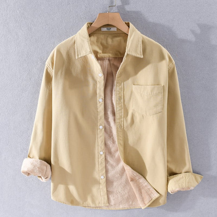 Camicia slim fit uomo moderna, maniche lunghe e taschino, ideale per outfit smart casual e di tendenza.
