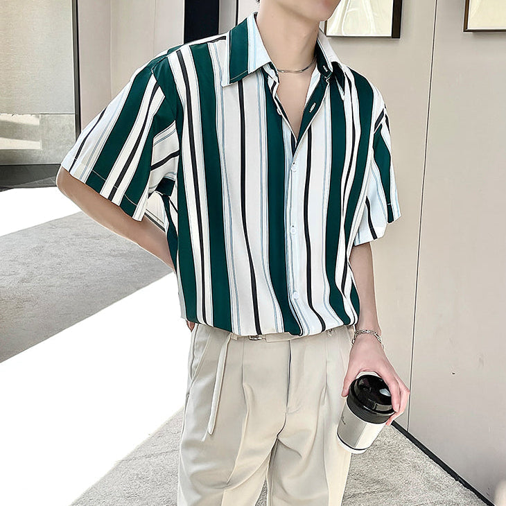 Moderna camicia uomo casual verde scuro con maniche corte e collo a punta. Ideale per un look rilassato e alla moda.
