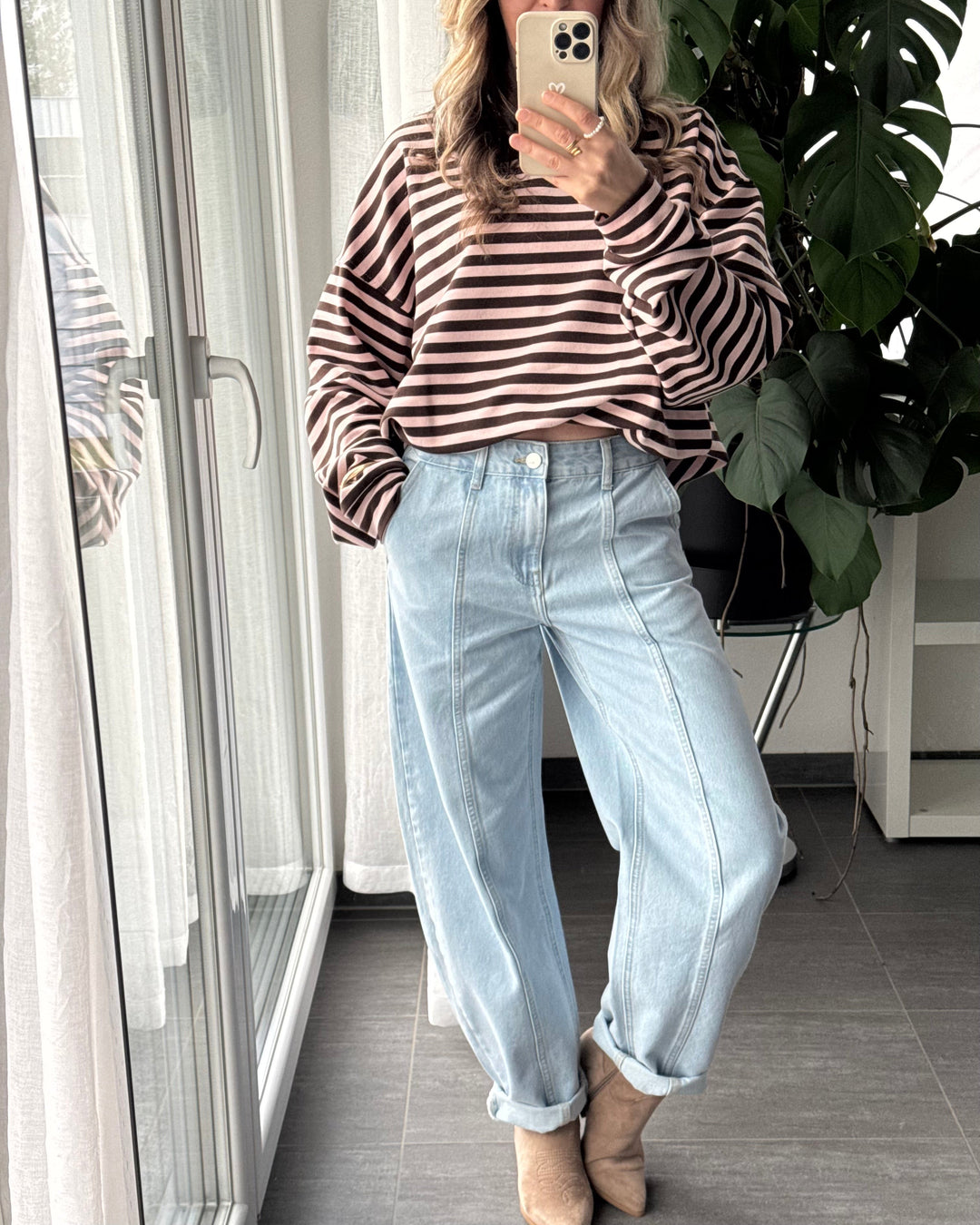 Jeans donna azzurro chiaro con vita media e gamba larga, stile effetto barrel. Pantaloni in denim per moda casual.