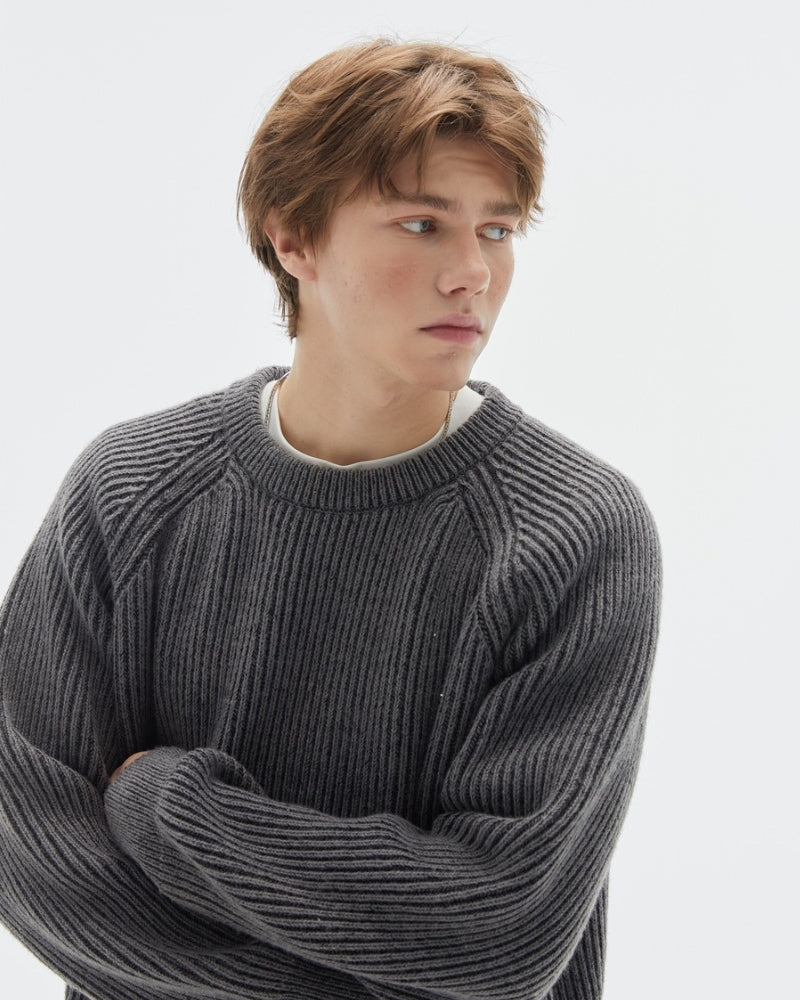 Morbido maglione uomo grigio a girocollo, con spalle scese, ideale per un abbigliamento casual e confortevole.