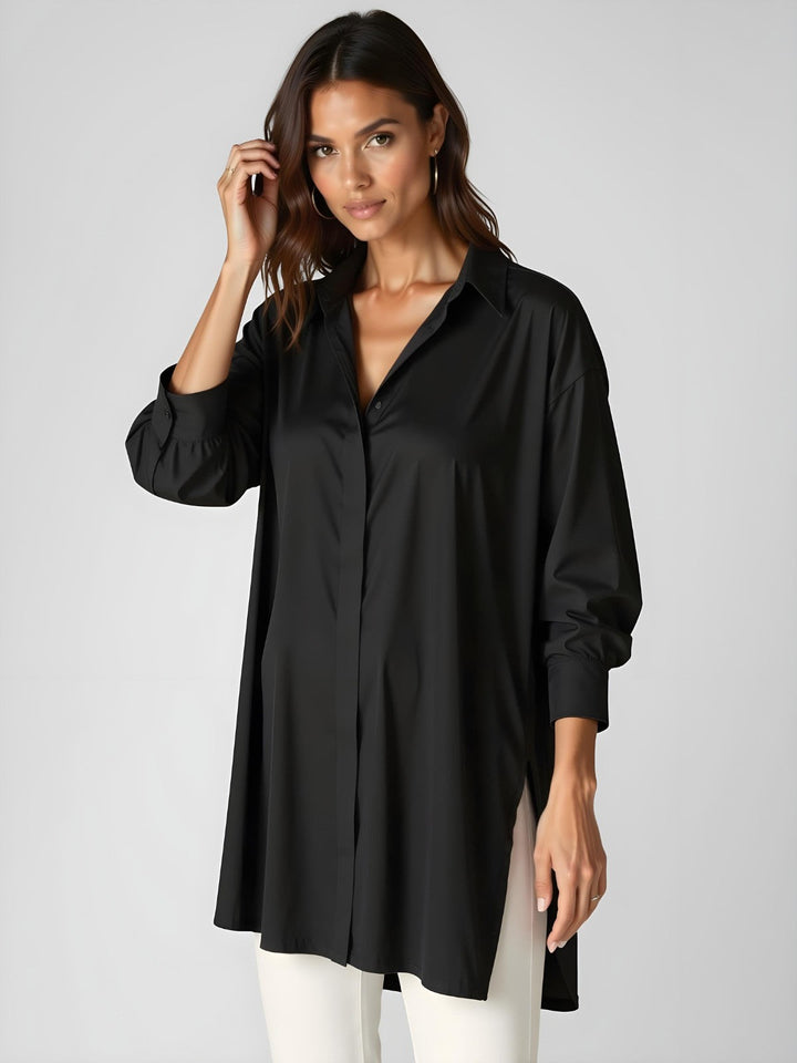 Abito casual chic: vestito camicia donna oversize con colletto, bottoni e spacco. Moda femminile primavera/estate.