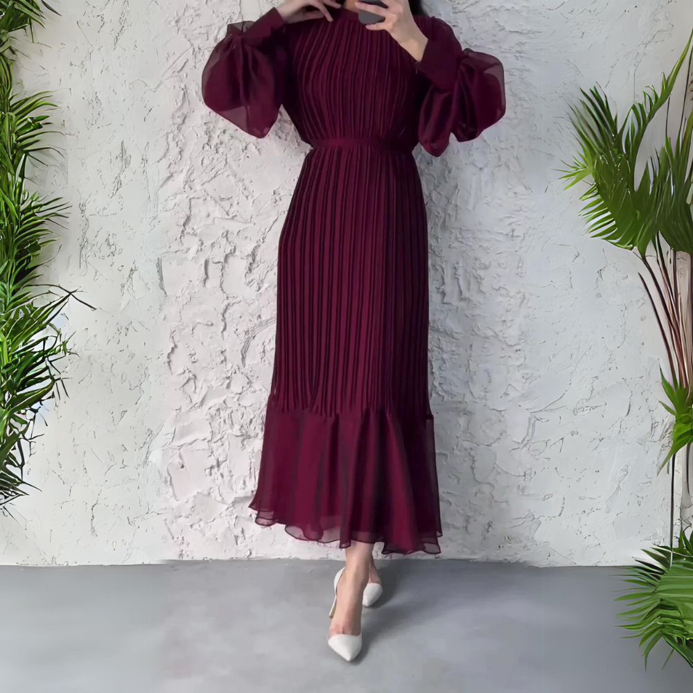 Abito elegante donna a pieghe per sera, ideale per matrimoni e cerimonie, silhouette raffinata.