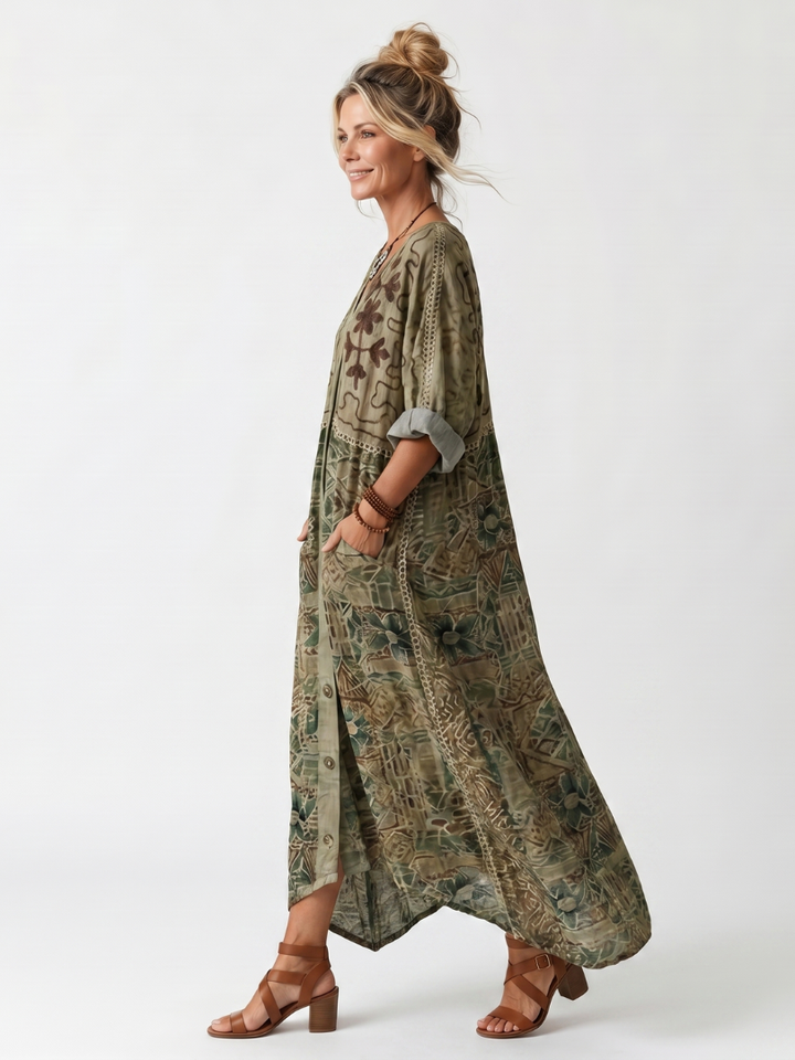 Abito verde floreale bohemien midi con bottoni frontali. Moda femminile oversize per primavera estate.