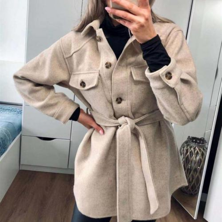 Elegante giacca lunga donna invernale, calda e di moda, per affrontare il freddo con stile e comfort.