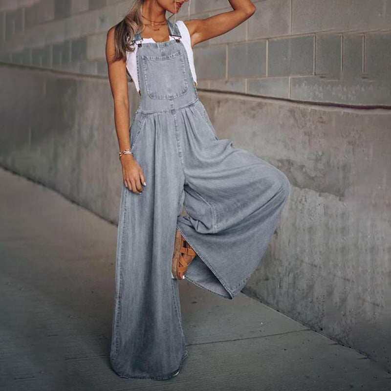 Tuta intera donna in denim blu scuro, design chic con scollo a V. Moda primavera/estate, comoda e moderna.