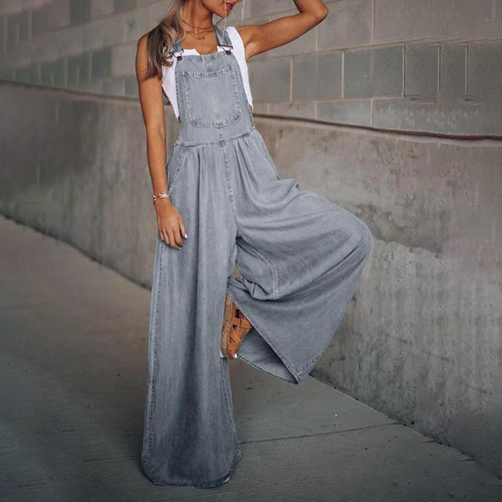Tuta intera donna in denim blu scuro, design chic con scollo a V. Moda primavera/estate, comoda e moderna.
