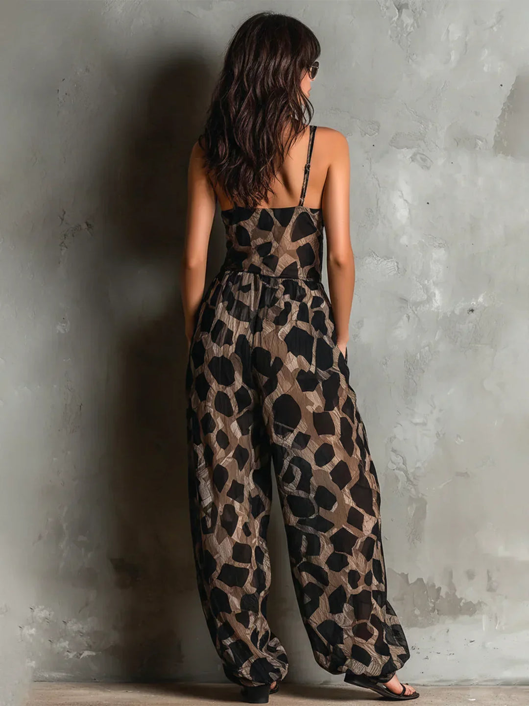 Elegante jumpsuit da donna animalier nera, con dettaglio nodo frontale. Ideale per look estivi e chic.