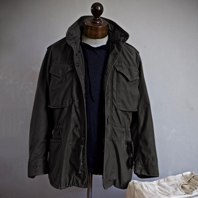 Giacca militare uomo autunnale funzionale con tasche multiple, ideale per abbigliamento esterno casual. Stile M-65.