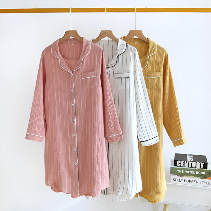 Camicia da notte donna a righe in cotone, leggera e confortevole per un relax elegante.