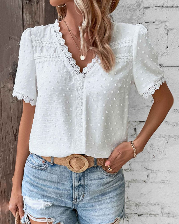 Top donna leggero a maniche corte. Camicetta bianca elegante e confortevole, ideale per un outfit estivo chic.