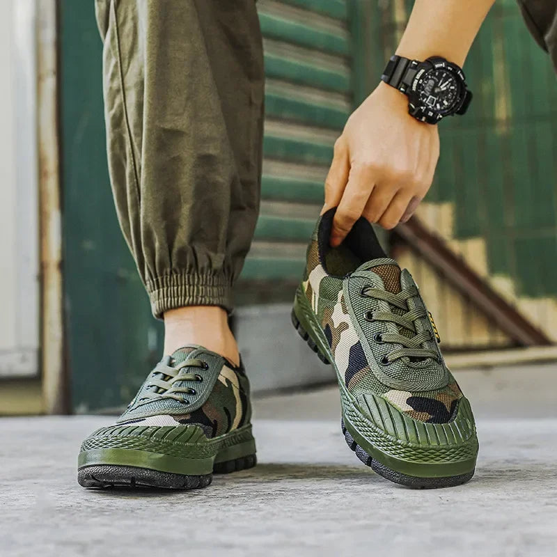 Sneakers donna tutto terreno camouflage, resistenti per avventure outdoor o un look casual urbano.