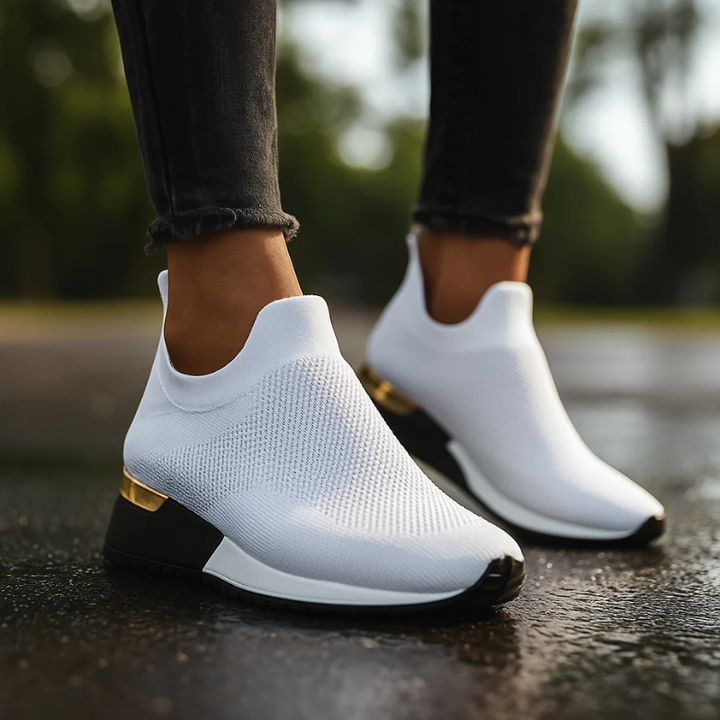 Sneakers slip-on donna bianche, ultra comode e traspiranti. Ideali per look casual estivi.