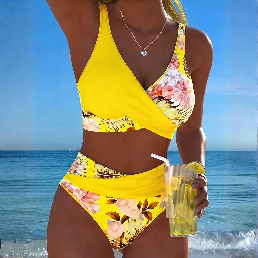Dettaglio bikini donna floreale multicolore, tessuto morbido e regolabile, ideale per la moda mare estiva.