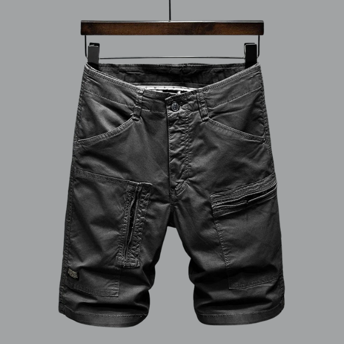 Bermuda cargo uomo con tasche utility laterali, vestibilità sartoriale. Pratico per viaggio e tempo libero.
