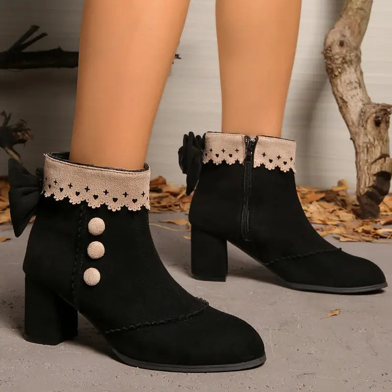 Eleganti stivaletti donna vintage neri, perfetti per outfit autunnali e invernali con stile e comodità.