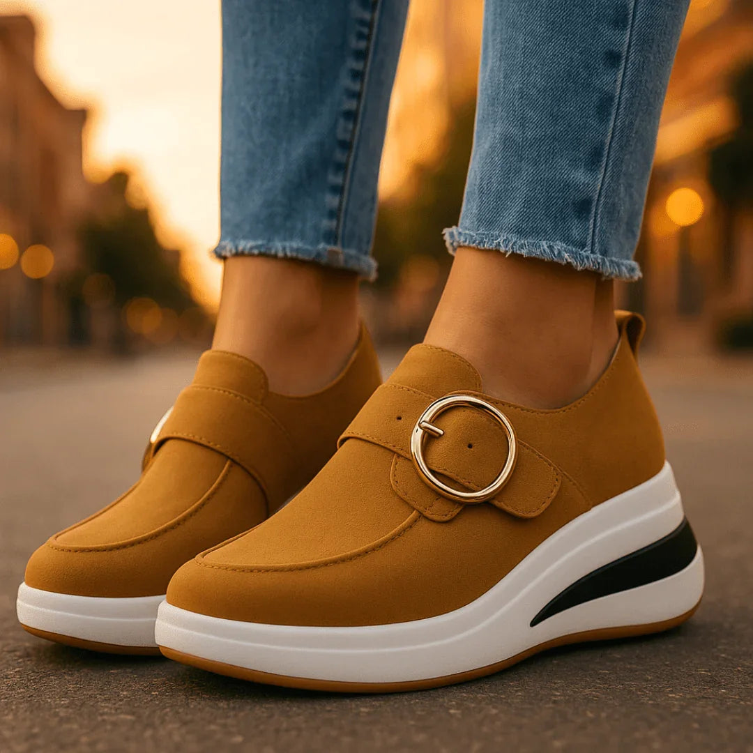 Scarpe donna platform con zeppa alta, eleganti e casual. Fibbia oro, perfette per comfort e stile estivo versatile.
