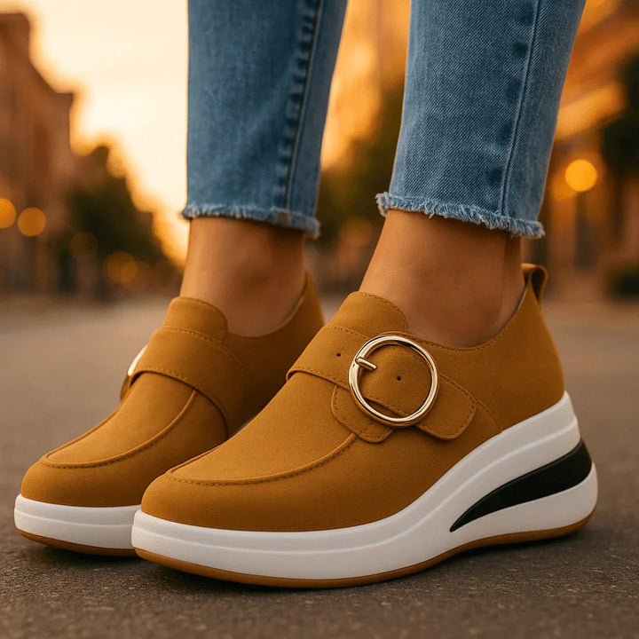 Scarpe donna platform con zeppa alta, eleganti e casual. Fibbia oro, perfette per comfort e stile estivo versatile.