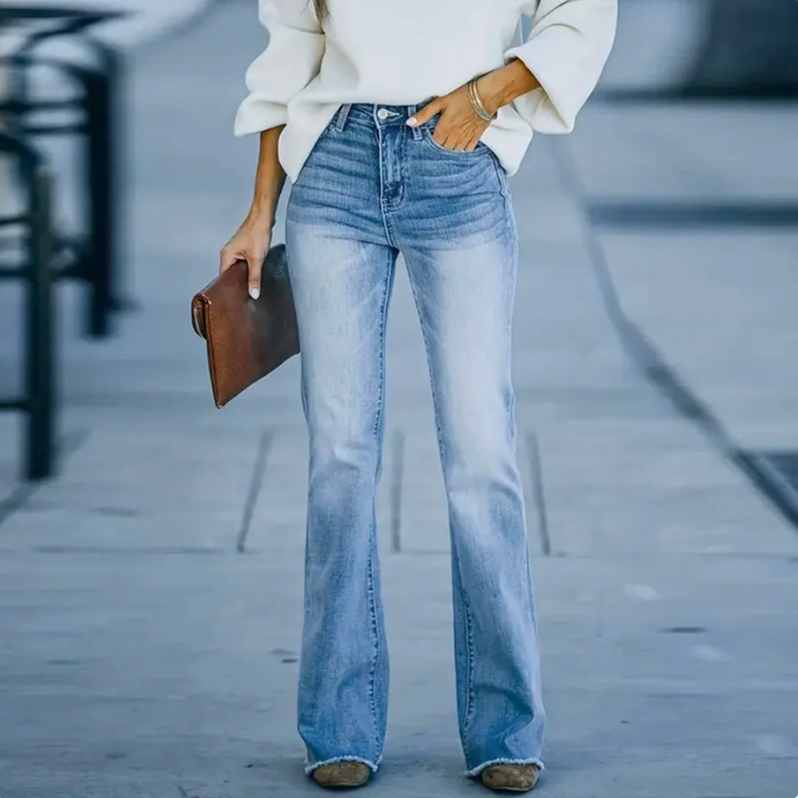 Jeans donna vita alta eleganti con svasatura leggera per un look casual-chic di tendenza.