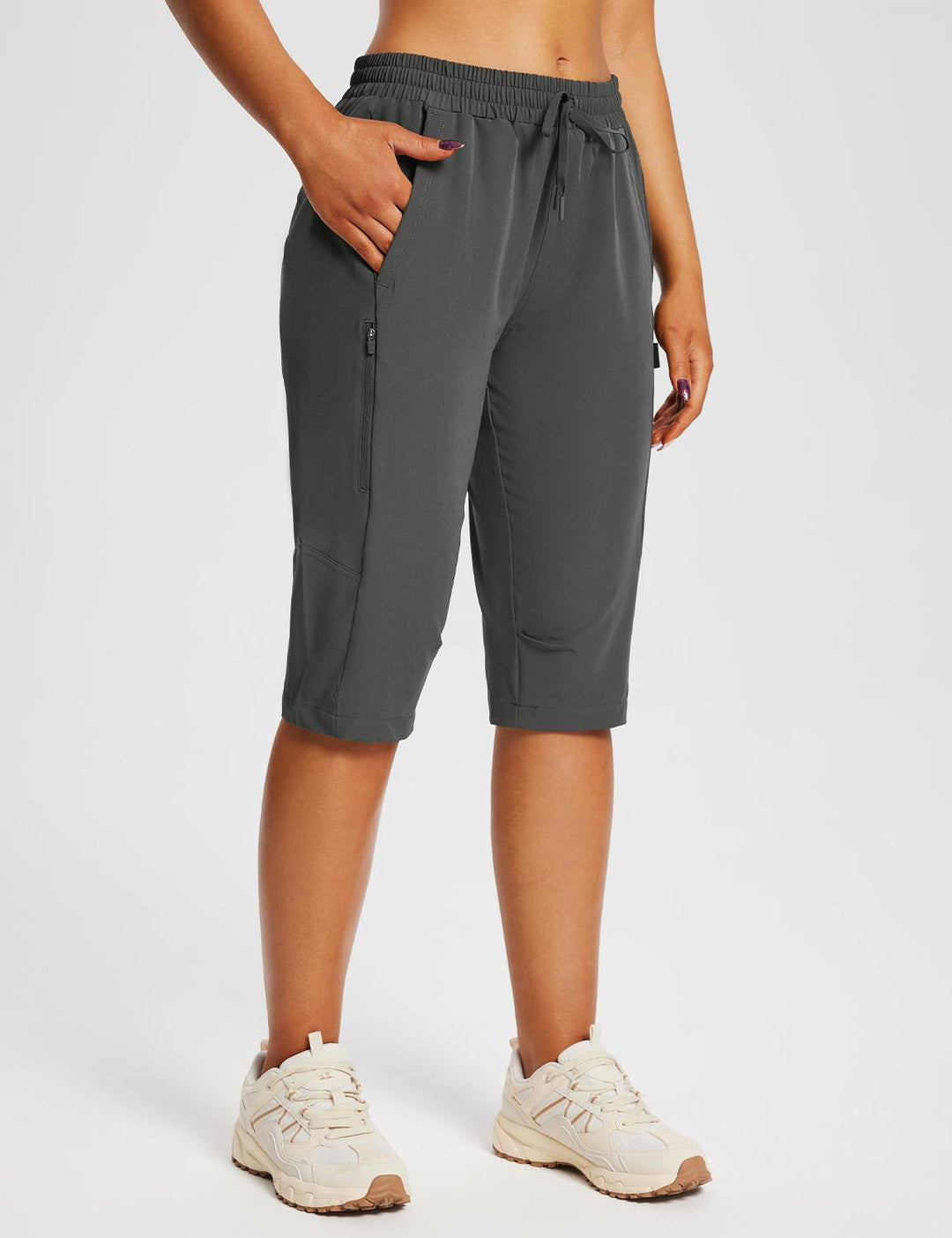 Pantaloncini capri donna per attività all'aperto, comodi e con tasche laterali.