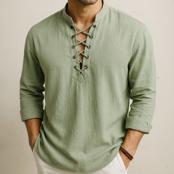 Dettaglio laccio regolabile su camicia uomo estiva, per uno stile unico, fresco e casual primavera estate.
