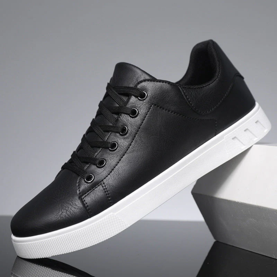 Scarpe sneakers uomo nere in pelle, comode e stilose per un look casual elegante e passeggio quotidiano.