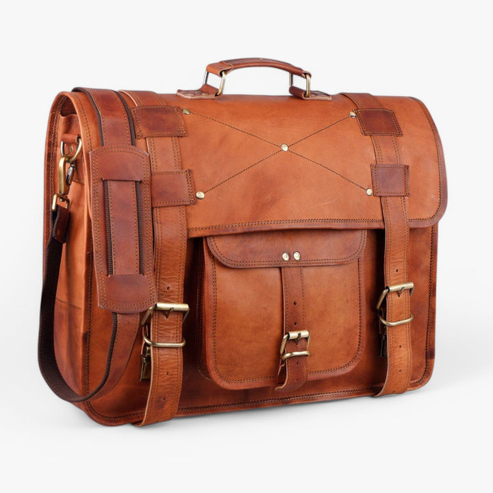 Pratica borsa messenger unisex color rovere, ideale come borsa da viaggio con tracolla regolabile.