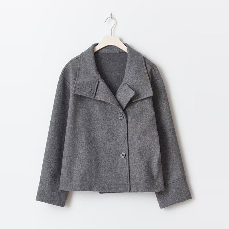 Outerwear donna elegante: cappotto corto doppiopetto per autunno/inverno. Look raffinato in blu navy, grigio o nero.