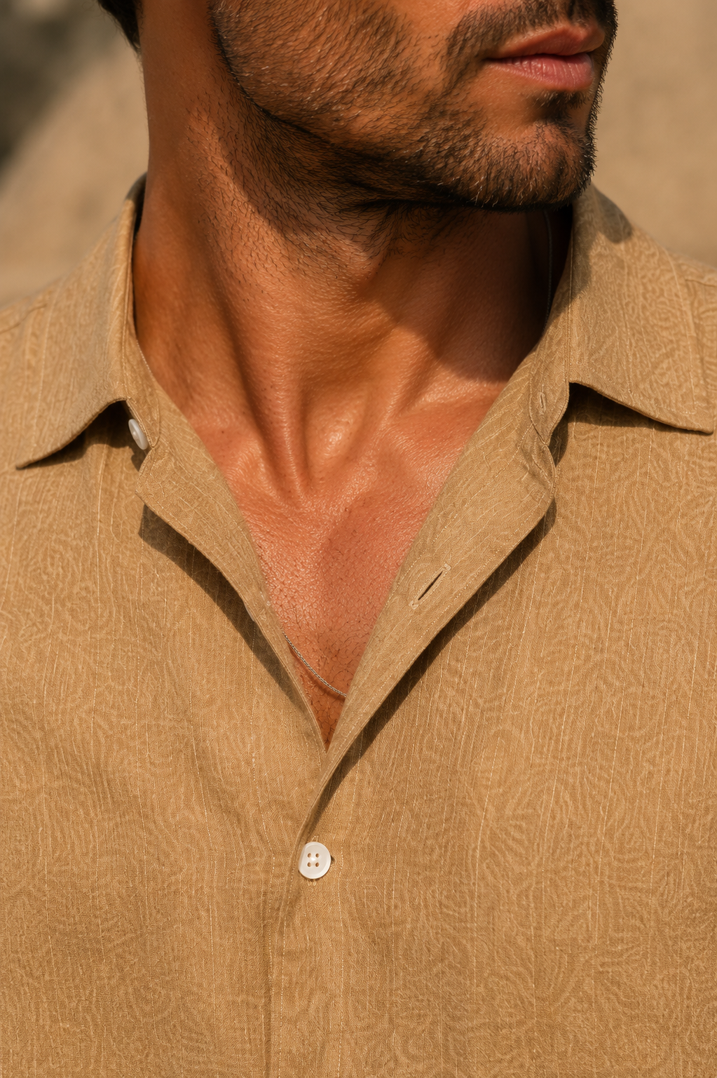 Camicia estiva uomo casual ed elegante color camel dorato, ideale per vacanze e outfit alla moda per l'estate.