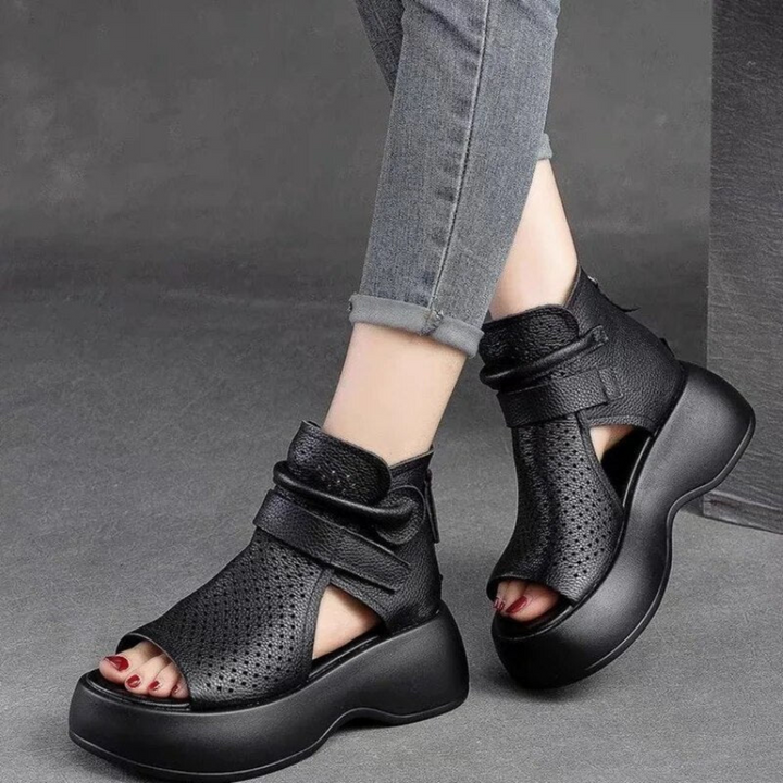 Comodi sandali da donna con suola morbida e plateau, ideali per lunghe passeggiate estive.