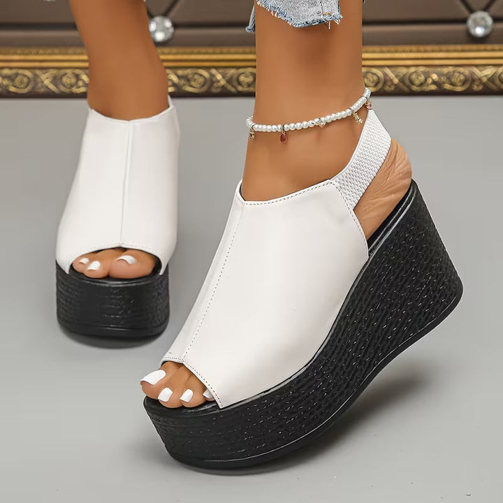 Sandali neri donna con zeppa elegante e design slingback, ideali per la moda estiva e il comfort quotidiano.
