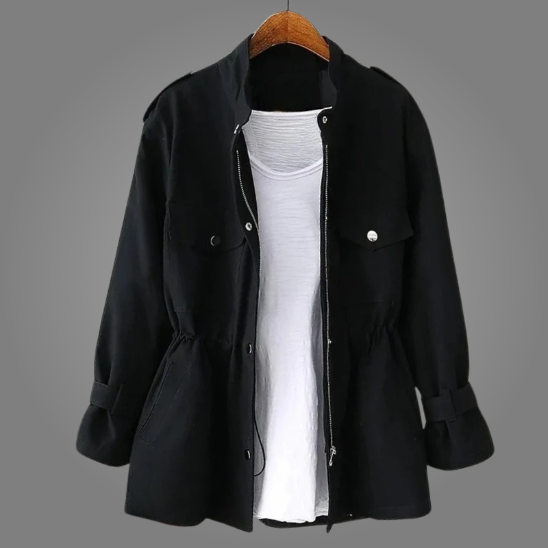 Primo piano del tessuto tecnico del cappotto impermeabile da donna, resistente all'acqua. Perfetto per un look chic.