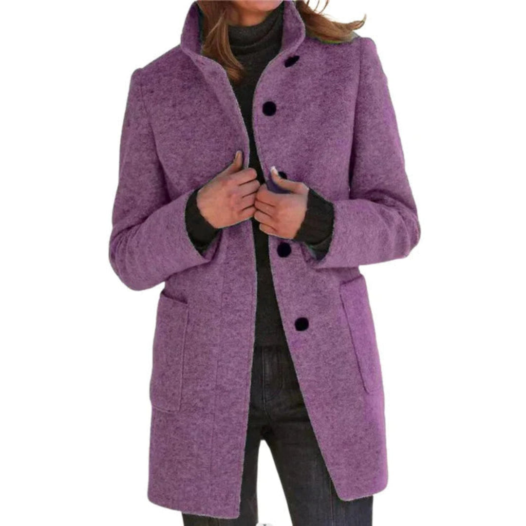Cappotto donna caldo, invernale e accogliente, con distintivo motivo monocromatico. Ideale per giornate fredde.